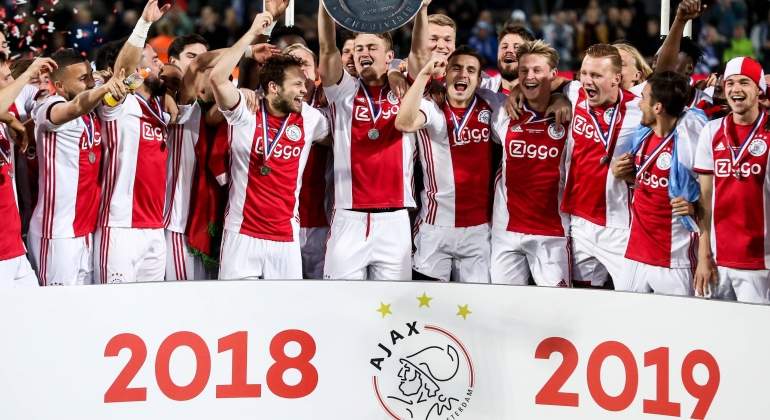 ajax-1819-celebra-eredivisie-cordonpress.jpg