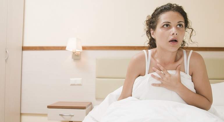 Una-mujer-que-se-ha-despertado-angustiada-iStock.jpg