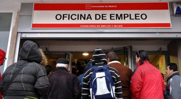 oficina-empleo-cola.jpg