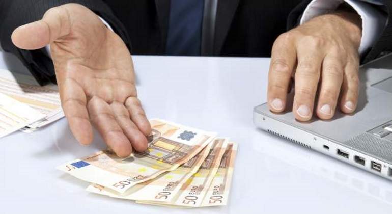 billetes-mano-ordenador.jpg