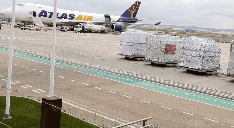 Material sanitario donado por Inditex en el aeropuerto de Zaragoza