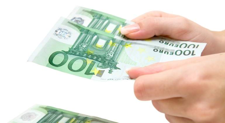 billetes-cien-euros-manos-mujer-dreamstime.jpg