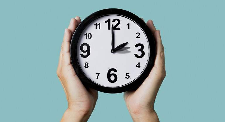 Una-persona-sosteniendo-un-reloj-con-las-manos-iStock.jpg
