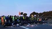 Los CDR cortan la autopista AP-7 en LAmpolla (Tarragona)