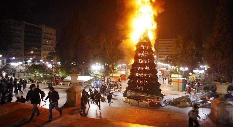navidad-arbol-llamas-iu-madrid-tw.jpg