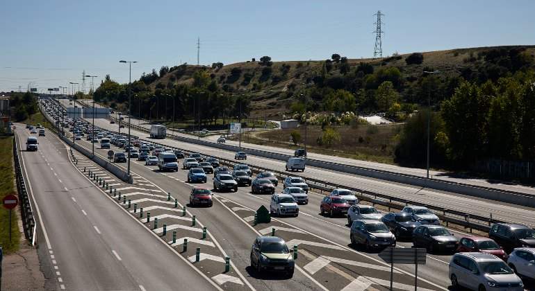EuropaPress_3992084_atasco_km_23_autopista_a_1_motivo_operacion_salida_puente_pilar_2021-1.jpg