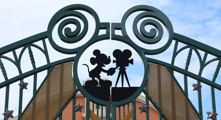 La-figura-de-Mickey-Mouse-con-una-camara-iStock.jpg