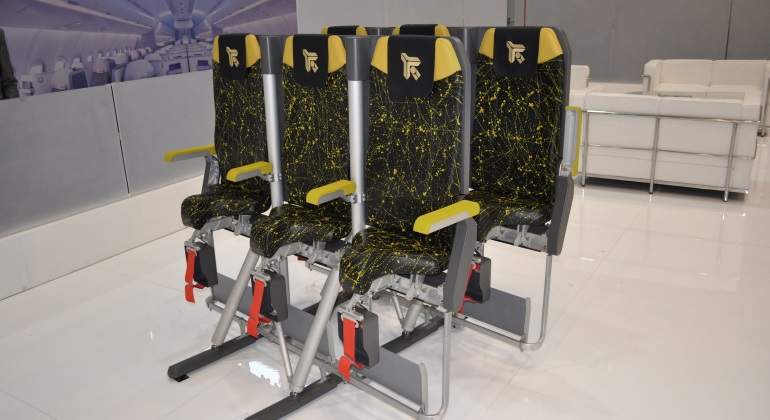 asientos-volar-de-pie-Skyrider-aviointeriors-1.jpg