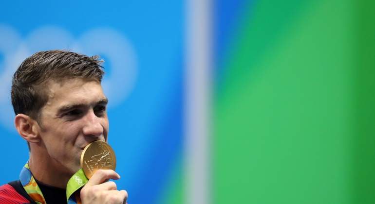 Phelps-besa-medalla-2016-efe.jpg