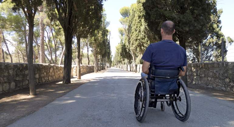 hombre-silla-ruedas-camino-dreamstime.jpg
