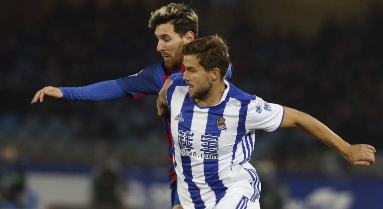 Inigo-Martinez-Messi-2017-efe.jpg