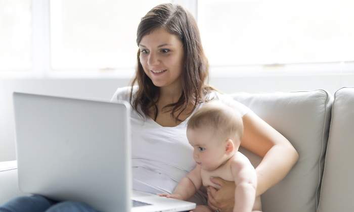 mujer-bebe-ordenador-dreamstime.jpg
