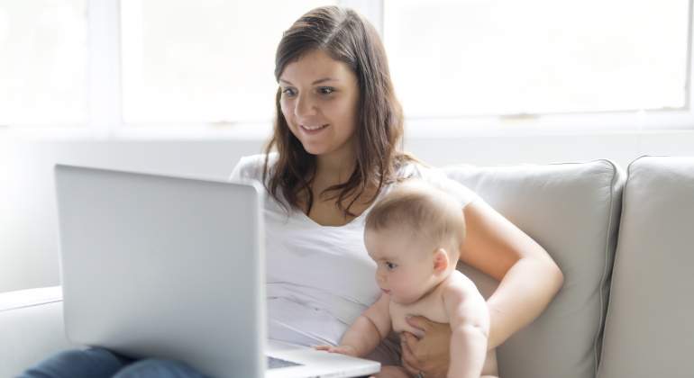 mujer-bebe-ordenador-dreamstime.jpg