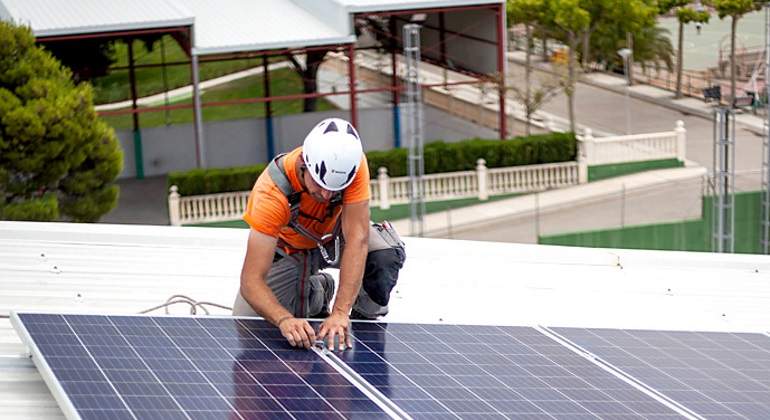 instalacion-panel-solar-revista-energia.jpg