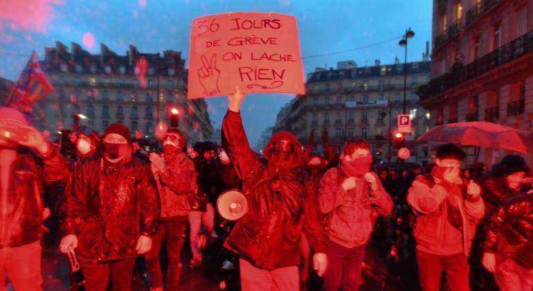 francia-manifestacion-contrapensiones-luzroja.jpg