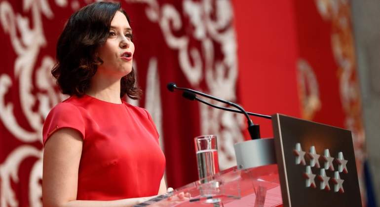 ayuso-microfonos-presidenta.jpg