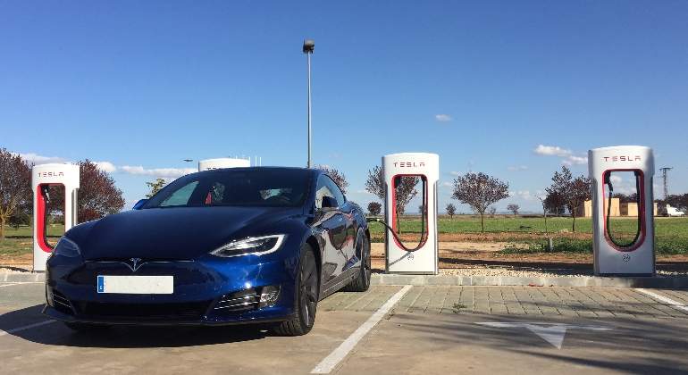 tesla-estacion-carga-albacete-fuente-tesla.jpg