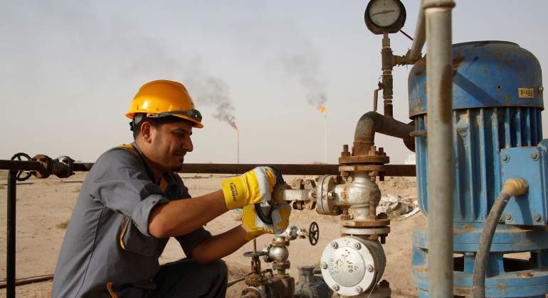trabajador-irak-cierra-oleoducto.jpg