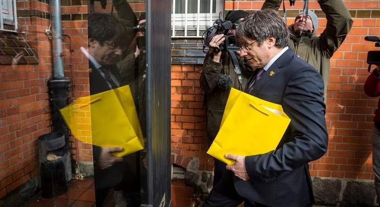 puigdemont-bolsa-amarilla-efe.jpg