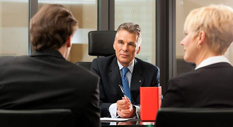 770-x-420-Abogado-atendiendo-clientes-Getty.jpg