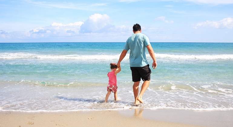 padre-hija-familia-playa-pixabay-770x420.jpg