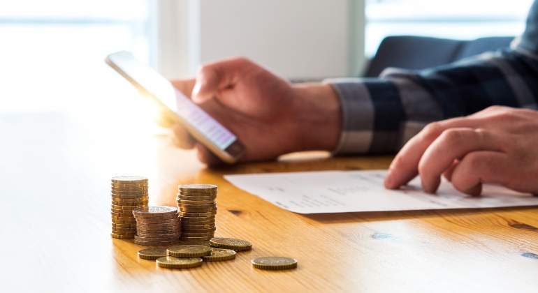 factura-manos-calculadorra-dinero.jpg