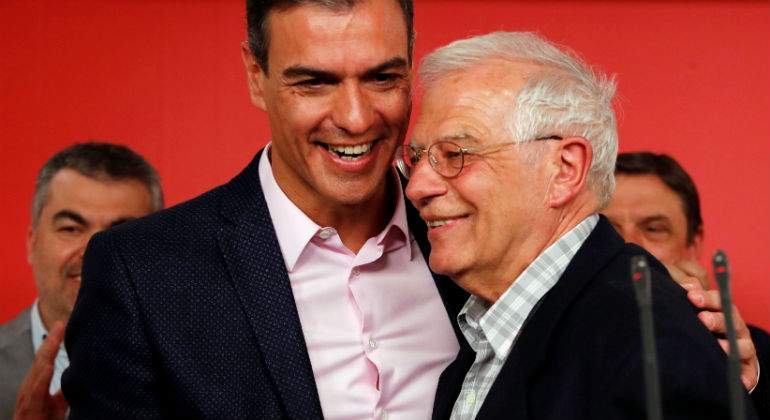 sanchez-borrel-abrazo-reuters.jpg