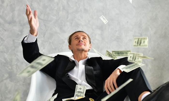 hombre-rico-milmillonario-fortuna-riqueza-lluvia-dinero-billetes-dolar-getty-770x420.jpg