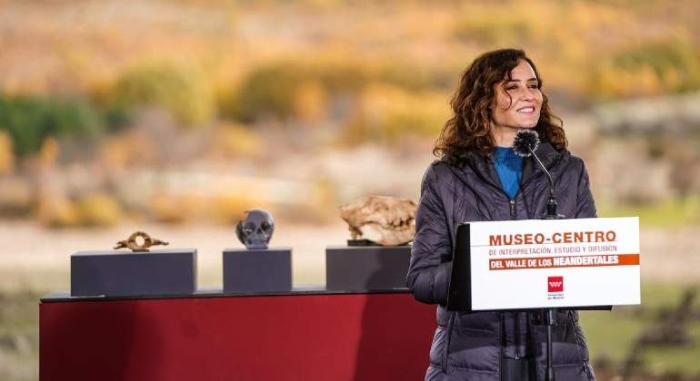 ayuso-vono-turistico-com-madrid.jpg