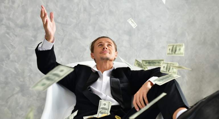 hombre-rico-milmillonario-fortuna-riqueza-lluvia-dinero-billetes-dolar-getty-770x420.jpg