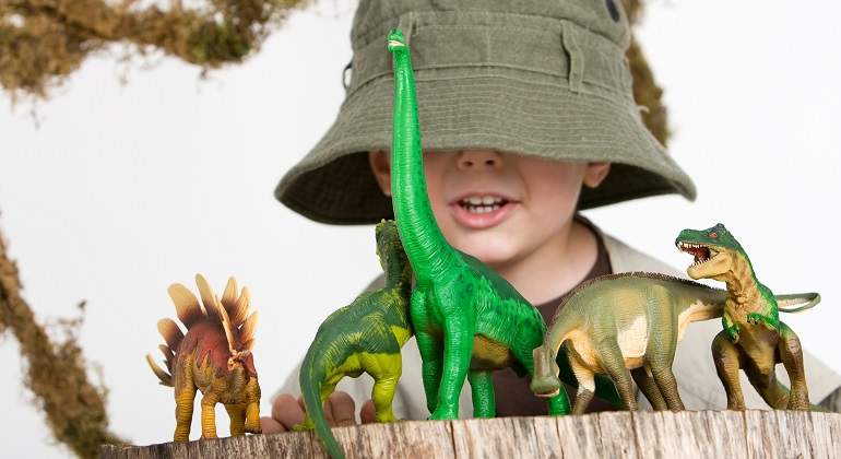 Nino-jugando-con-dinosaurios-iStock.jpg
