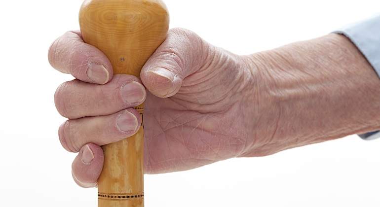 baston-madera-mano.jpg