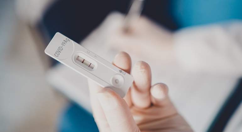 test-antigenos-raya-positiva-istock.jpg