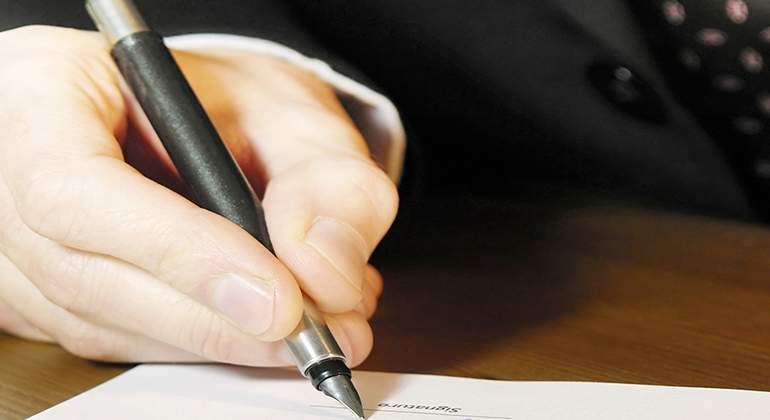 Firma-de-contrato-bancario-770-x-420-EE.jpg