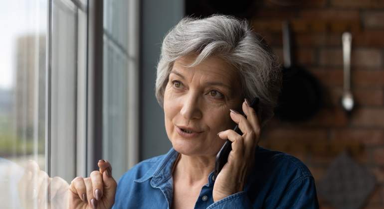 mujer-jubilada-habla-telefono-dreamstime.jpg