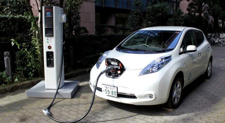 coche-electrico-recargando.jpg