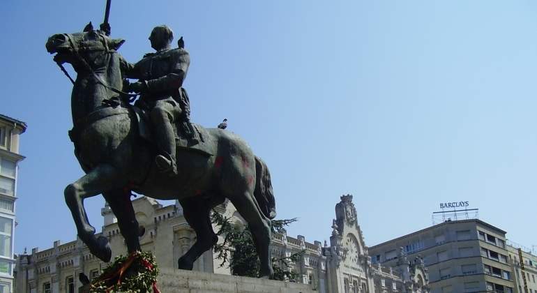 estatua-franco-santander-retirada-2008-wk.jpg