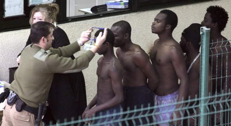 ceuta-inmigrantes-policia-efe.jpg
