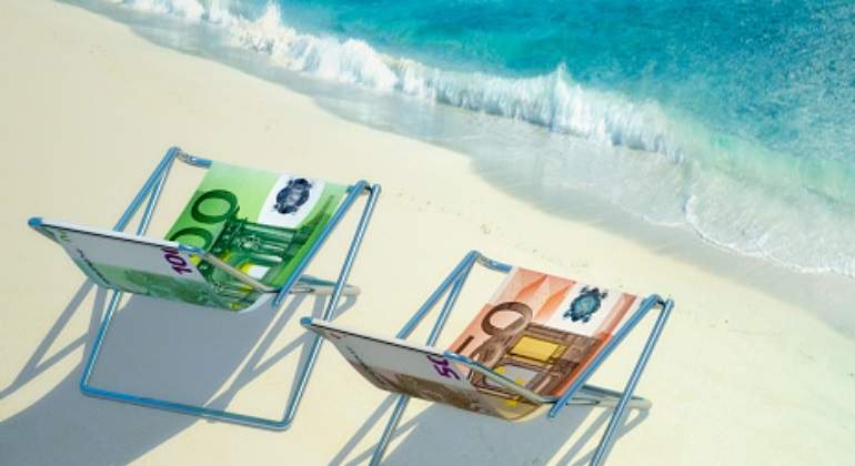 tumbona-billetes-playa-getty.jpg