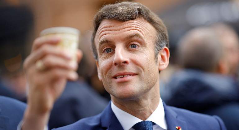 enmanuel-macron-presidente-francia-alzando-vaso-5abril2022-reuters-770x420.jpg