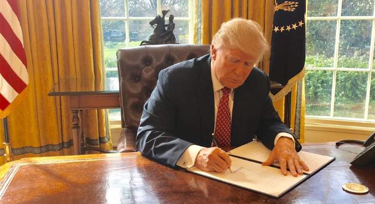 trump-firma-orden-migratoria-casa-blanca-770x420.jpg