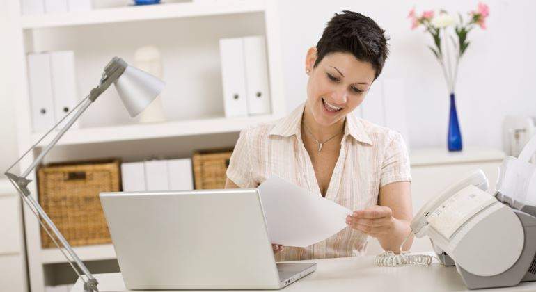 mujer-trabajadora-despacho-770-dreams.jpg
