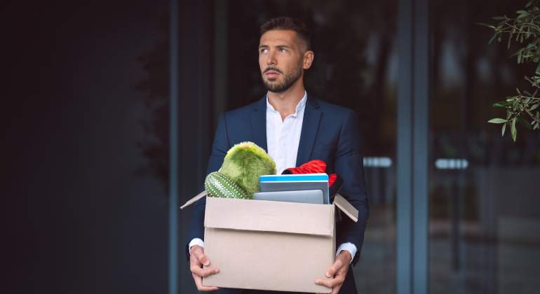 trabajador-despedido-sale-puerta-caja-dreamstime.jpg