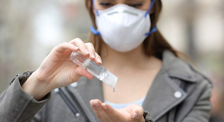 Mujer-con-mascarilla-lavandose-las-manos-iStock.jpg