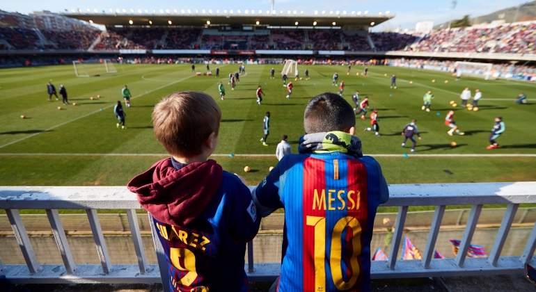 barcelona-entrenamiento-ninos-camiseta-messi-suarez-efe.jpg