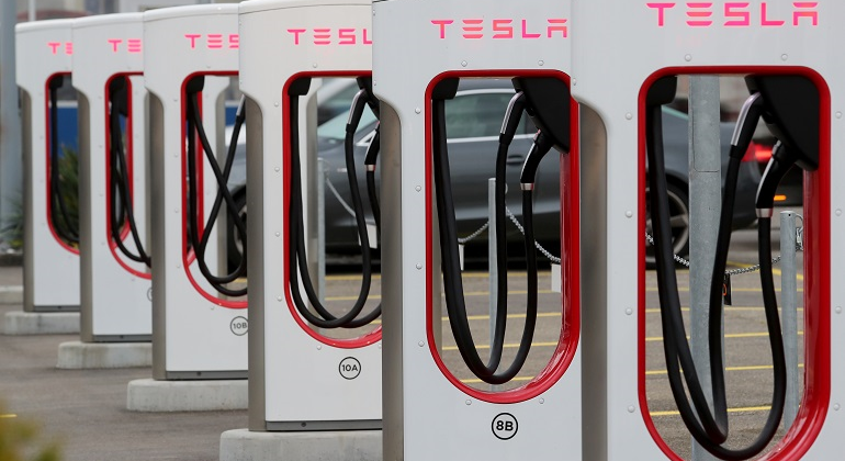 tesla-electrolinera-recarga-suiza-reuters-770x420.png
