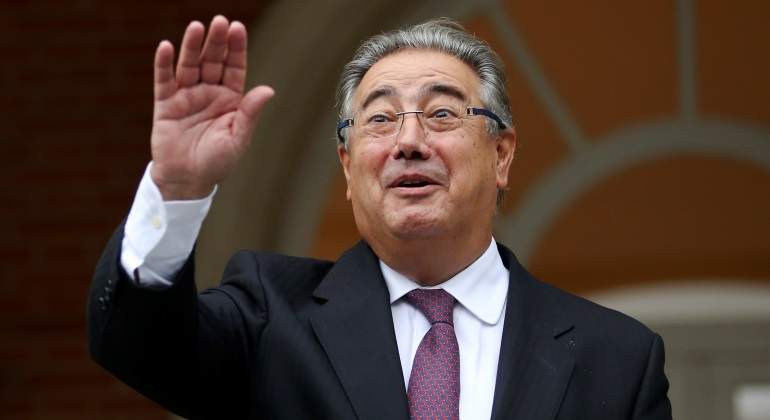 zoido-saluda-reuters.jpg