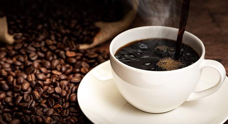 Una-taza-con-cafe-negro-en-su-interior--iStock.jpg