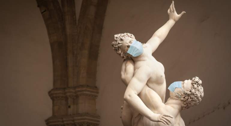 escultura-hombre-mujer-coronavirus-dreams.jpg