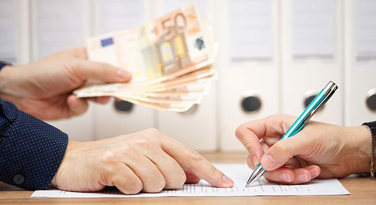 Firma-de-contrato-y-pago-de-dinero-Istock.jpg